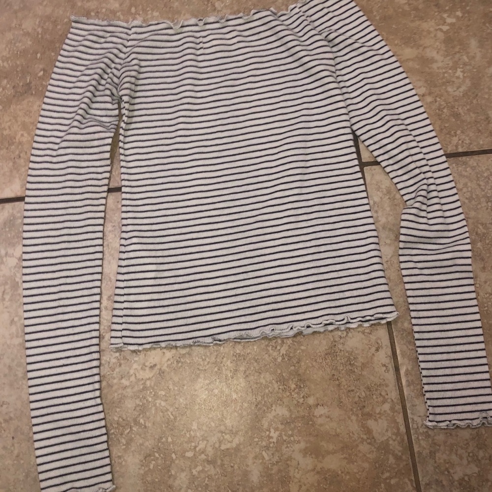 Off the shoulder hollister long sleeve